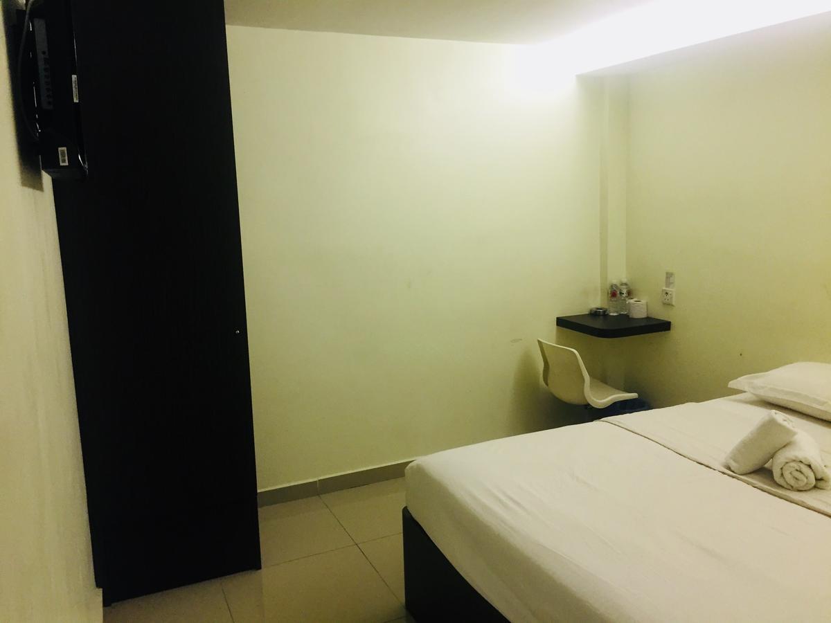 Desa House Hotel Кепонг Екстериор снимка